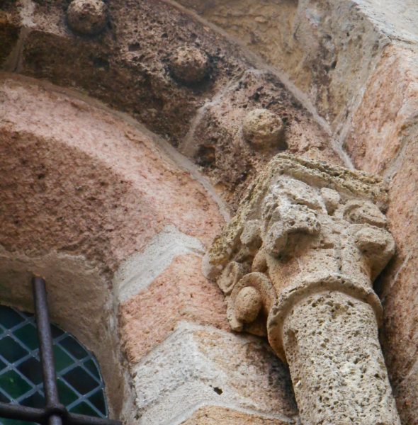 Le village médiéval de COUSTOUGES et son église romane. Visite guidée en français